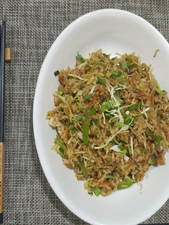 વેજ ફ્રાઇડ રાઈસ (Veg. Fried Rice Recipe In Gujarati) રેસીપી મુખ્ય ફોટો