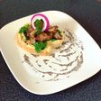 Tapas de focaccia con entraña al chimichurri y aderezo de alubias