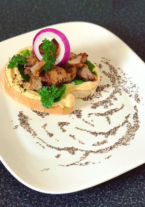 Una foto de Tapas de focaccia con entraña al chimichurri y aderezo de alubias