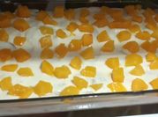 Una foto de postres con duraznos en almibar
