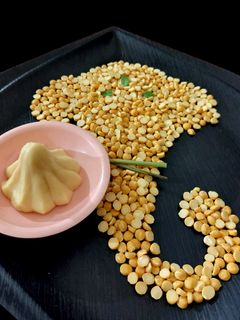 દાળિયા ના મોદક (Daliya Modak Recipe In Gujarati) રેસીપી મુખ્ય ફોટો