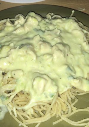 Una foto de Fideos con salsa de pollo y puerro