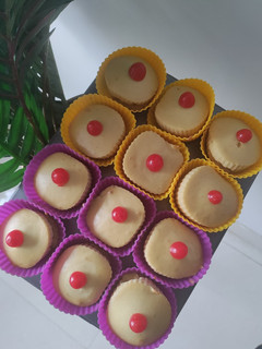 A picture of Vanilla cupcakes.