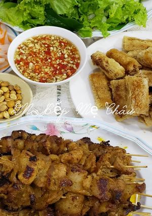 Hình của món Bún thịt xiên nướng, chả giò.