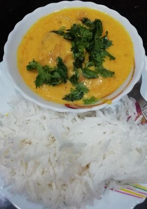 A picture of Kadhi chawal.