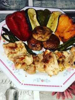 Una foto de Pollo con verduras a la plancha