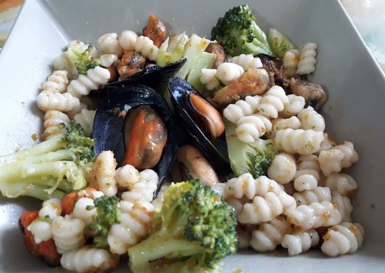 Malloreddus con broccoli, cozze e bottarga di muggine