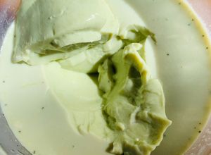 Hình của món Vào bếp cùng con: Pudding rung rinh (thạch sữa trà xanh).