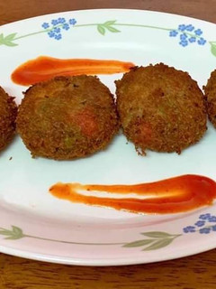 आलू की टिक्की (aloo ki tikki recipe in Hindi) रेसिपी मुख्य फोटो
