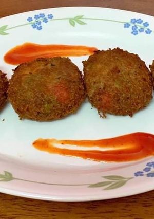 आलू की टिक्की (aloo ki tikki recipe in Hindi) रेसिपी मुख्य फोटो