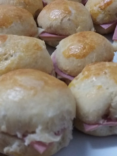 Una foto de Pebetes de Jamón y Queso (pancitos)