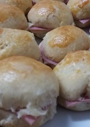 Una foto de Pebetes de Jamón y Queso (pancitos)