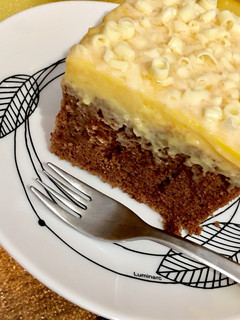Una foto de Bizcocho húmedo de cacao con cobertura de natillas 🍰🍫🍦