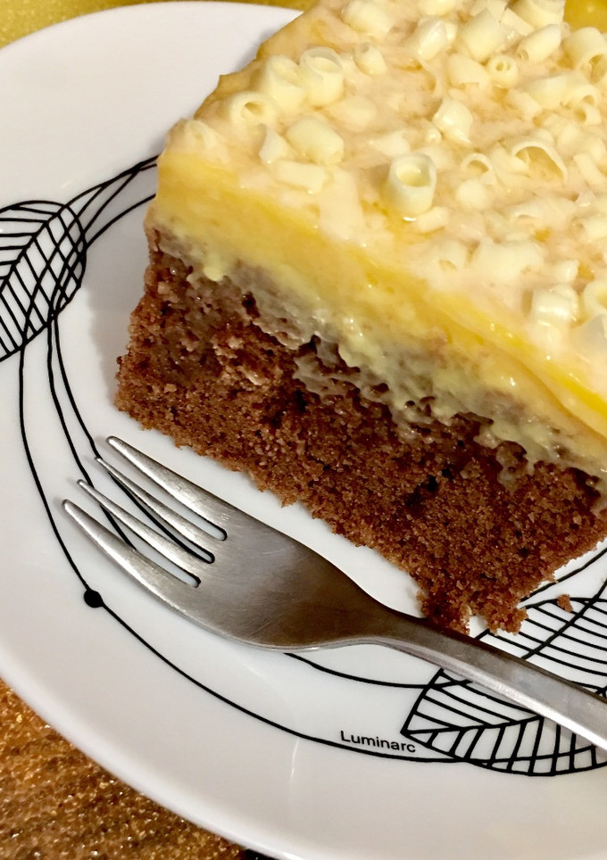 Una foto de Bizcocho húmedo de cacao con cobertura de natillas 🍰🍫🍦