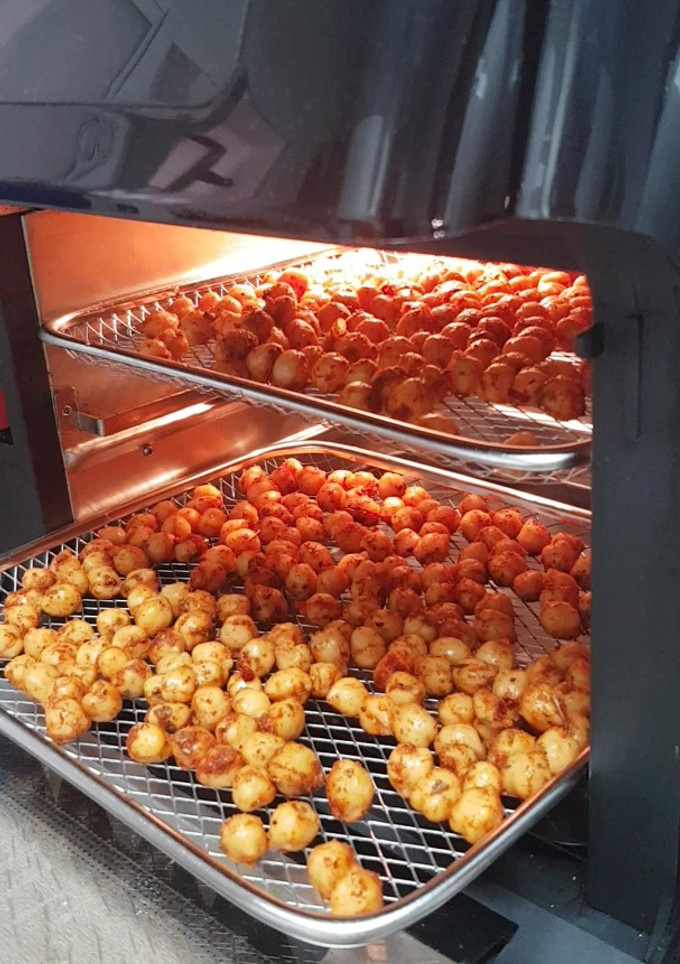 Una foto de Snack saludable de garbanzos en freidora de aire caliente