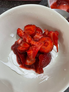Una foto de Fresas con Crema 🍓🍦