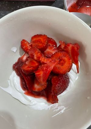Una foto de Fresas con Crema 🍓🍦