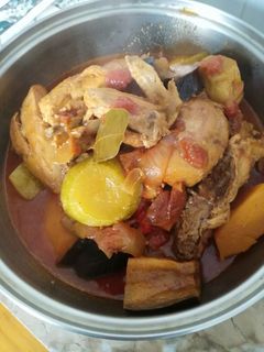 Una foto de Pollo guisado con verduras y curry