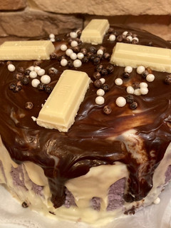 Una foto de Tarta de chocolate y ron relleno de crema de chocolate blanco y mascarpone