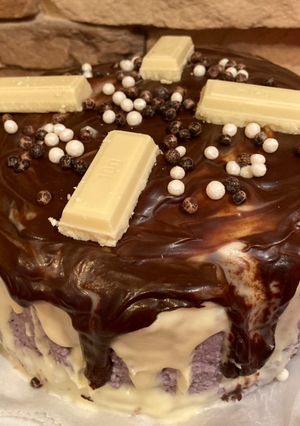Foto principal de Tarta de chocolate y ron relleno de crema de chocolate blanco y mascarpone
