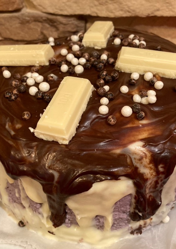 Una foto de Tarta de chocolate y ron relleno de crema de chocolate blanco y mascarpone