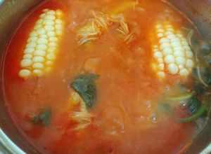 Una foto de Sopa de pasta o sopa de fideos con elote o verduras