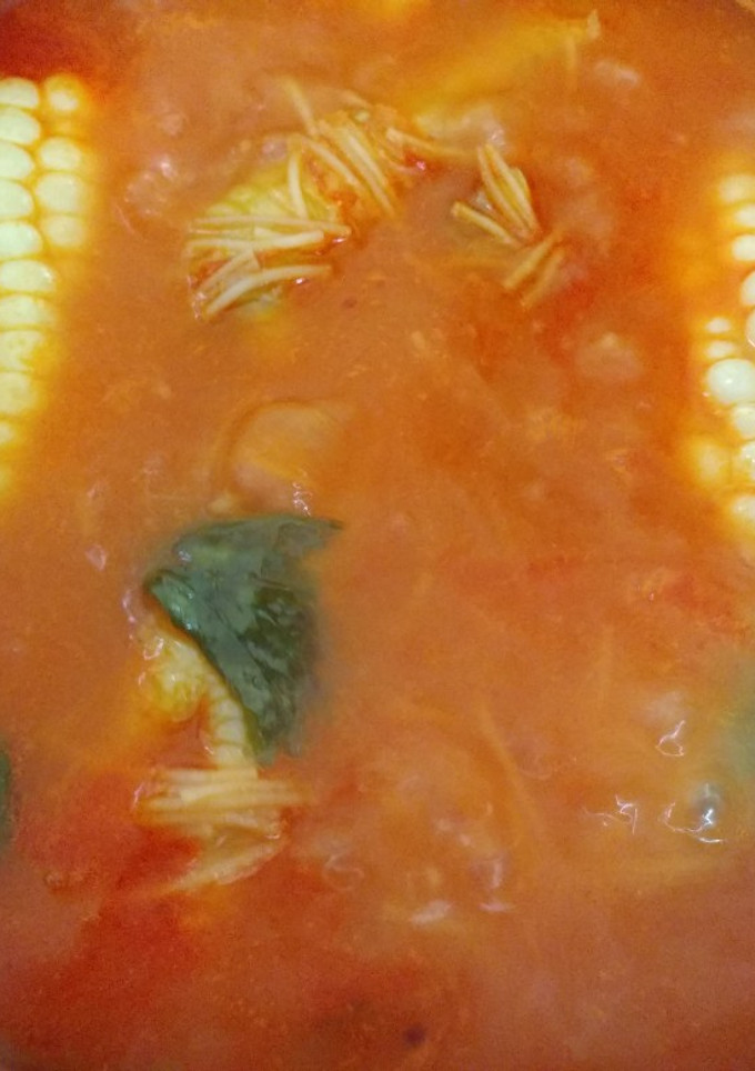Una foto de Sopa de pasta o sopa de fideos con elote o verduras