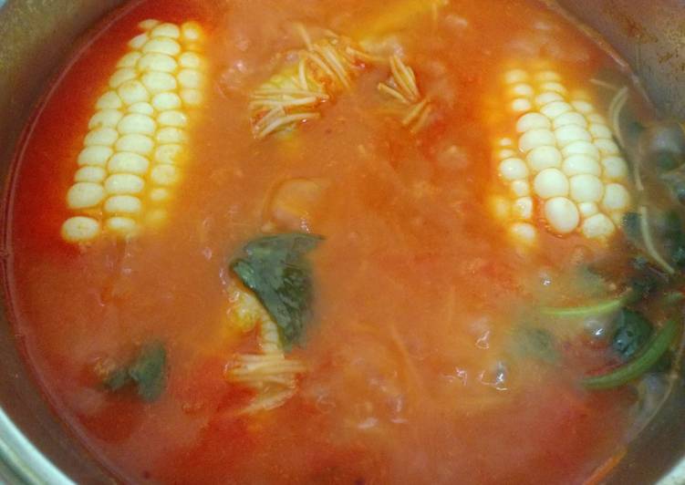 Sopa de pasta o sopa de fideos con elote o verduras