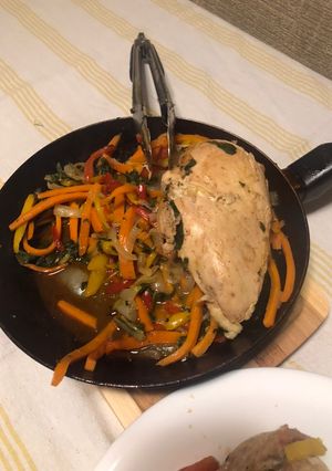 Una foto de Pollo a la sartén con verduritas ☺️