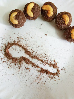 சாக்கோ ரவாலட்டு (Choco Rava LAddu Recipe in Tamil) செய்முறை முக்கிய புகைப்படம்