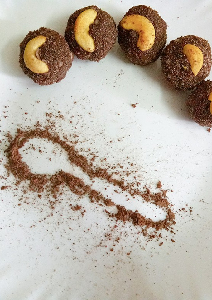 சாக்கோ ரவாலட்டு (Choco Rava LAddu Recipe in Tamil) செய்முறை முக்கிய புகைப்படம்