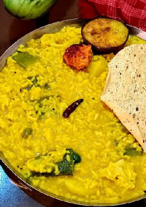 শীতকালীন সব্জী খিচুড়ি(shitkalin sabji diye sabji khichdi recipe in bengali) রেসিপির প্রধান ছবি