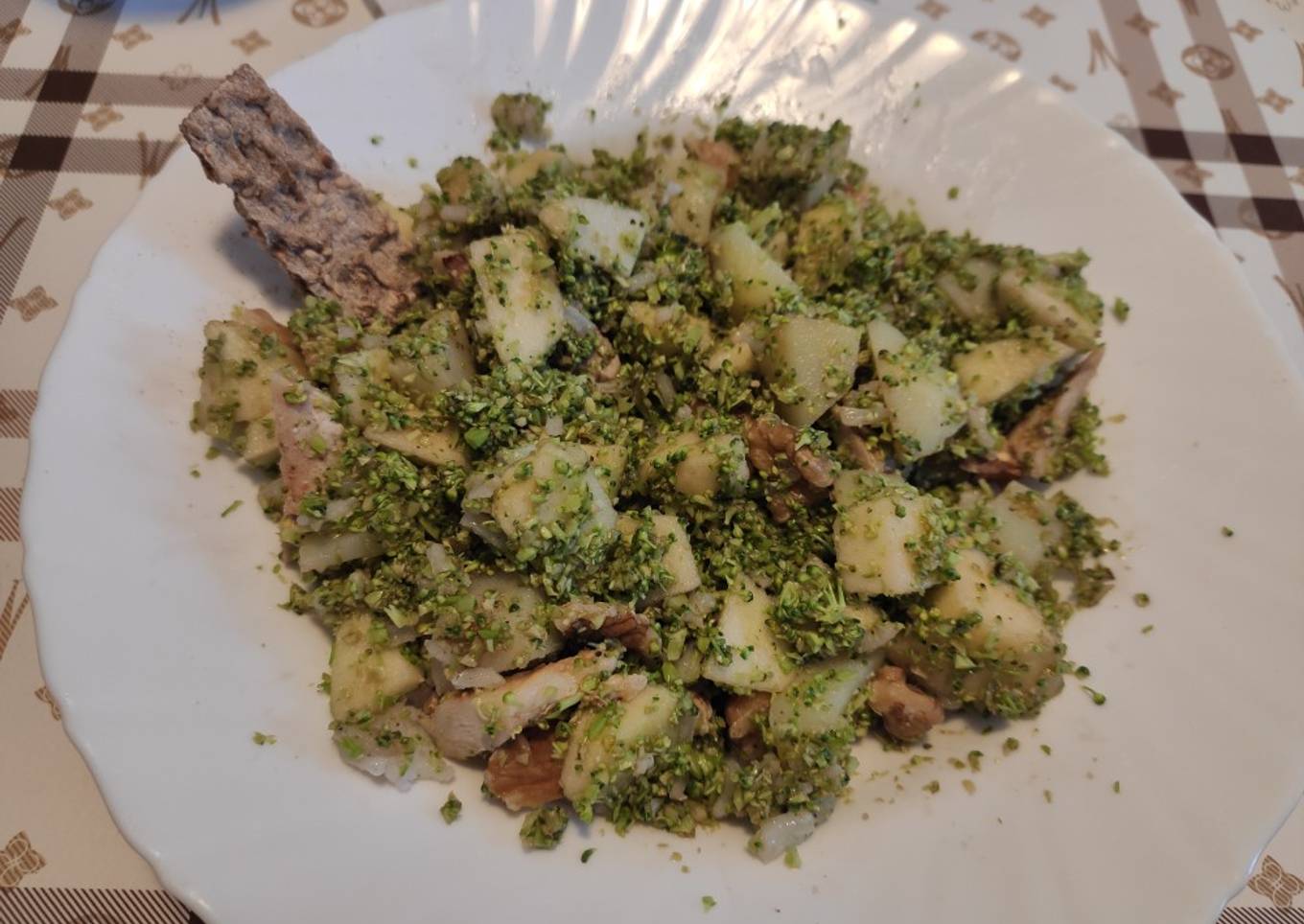 Ensalada de brócoli con vinagreta de manzana dulce