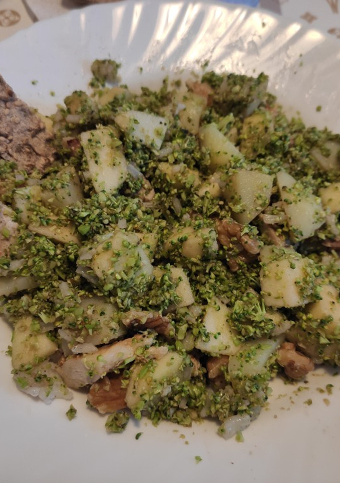 Una foto de Ensalada de brócoli con vinagreta de manzana dulce