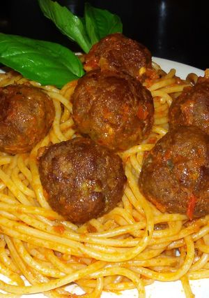 صورة لوصفة طريقة عمل السباغيتي بصلصة البندورة و كرات اللحم الشهية