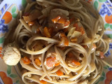Espaguetis con pollo al curry y salsa de soja