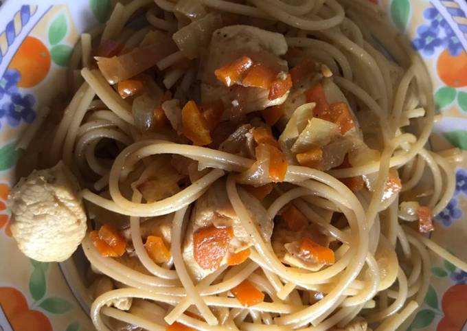 Foto principal de Espaguetis con pollo al curry y salsa de soja