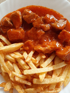 Una foto de Carne con tomate y dátiles