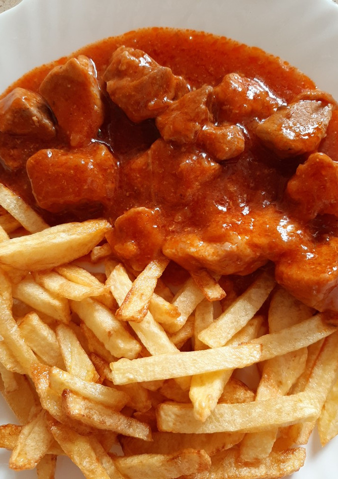Una foto de Carne con tomate y dátiles