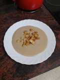 Crema de puerros y nueces con pan frito