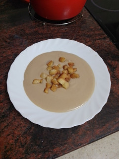 Una foto de Crema de puerros y nueces con pan frito