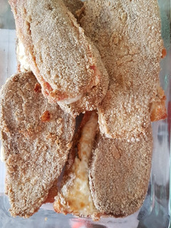 Una foto de Milanesa de berenjenas rellenas con jamón y queso