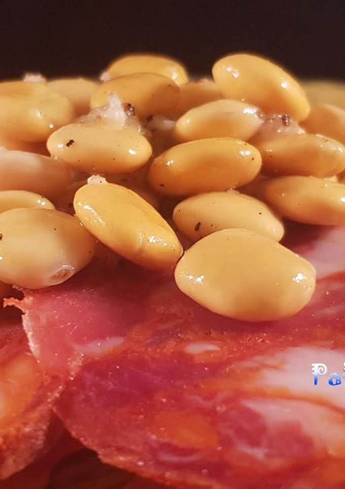 Una foto de Morcón ibérico con altramuces al ajillo