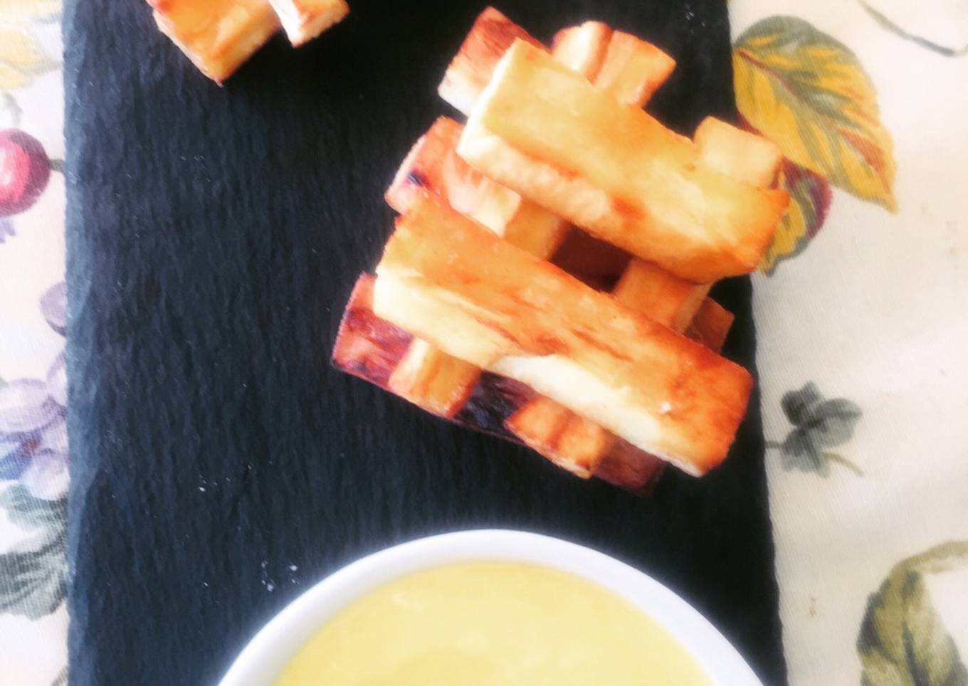 Bastones de yuca con salsa huancaína