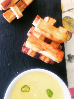 Una foto de Bastones de yuca con salsa huancaína