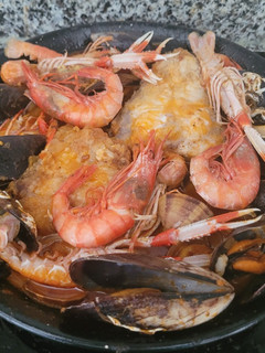 Una foto de Zarzuela de pescado y marisco en un plis plas