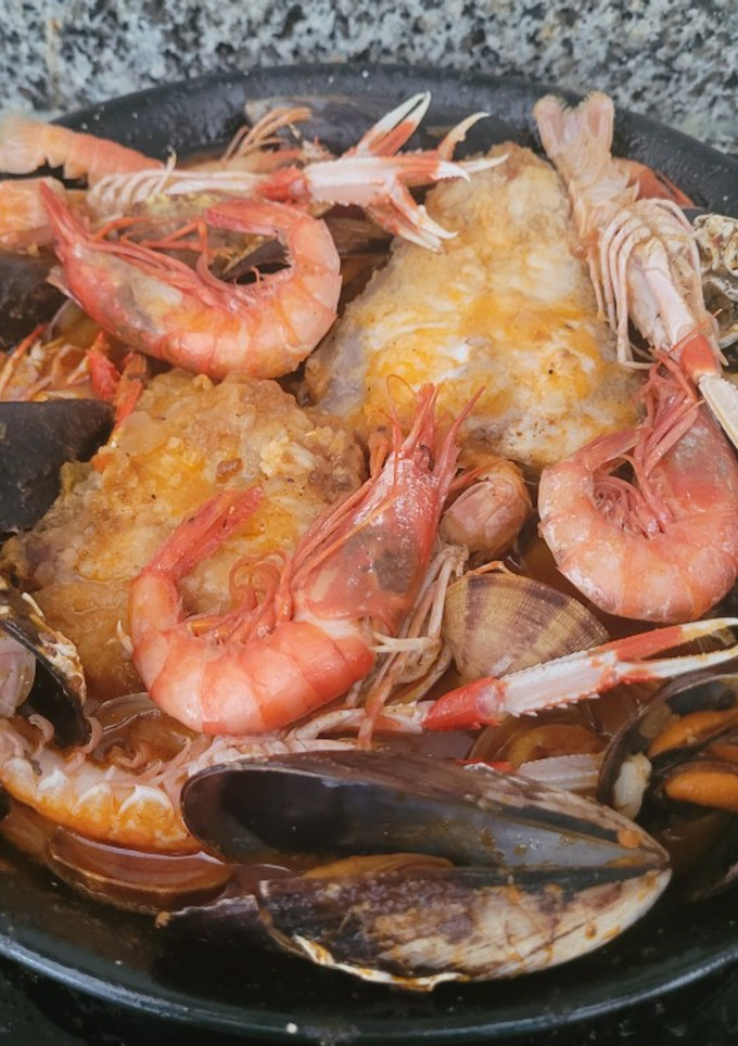 Una foto de Zarzuela de pescado y marisco en un plis plas