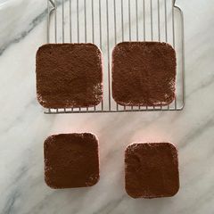A picture of Mimi's Tiramisu.