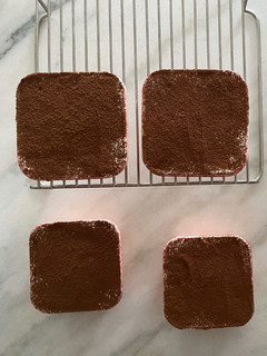 A picture of Mimi's Tiramisu.