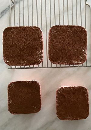 A picture of Mimi's Tiramisu.